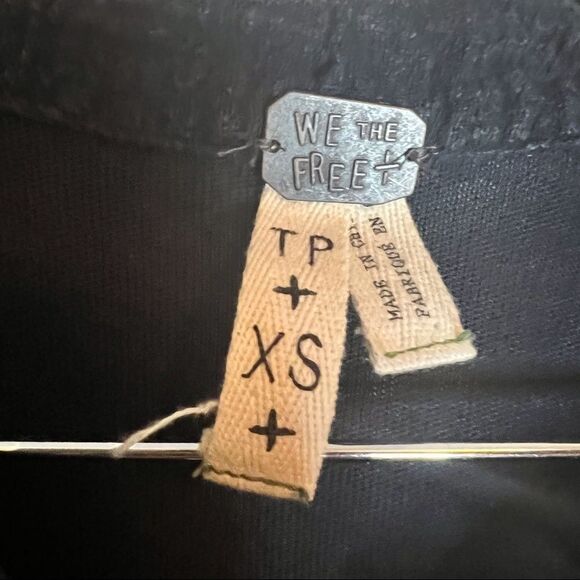 We the Free, Free People Navy Blue Button‎ Down XS but runs big.  Soft cotton. - Picture 5 of 6